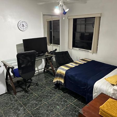 Snug Minimalist Full Bed With 50 Inch Smart Tv, Netflix, Airplay, Mini-Fridge, And 500 Mbps Wifi Near Fiu, Dolphin Mall, Airport Miami Zewnętrze zdjęcie