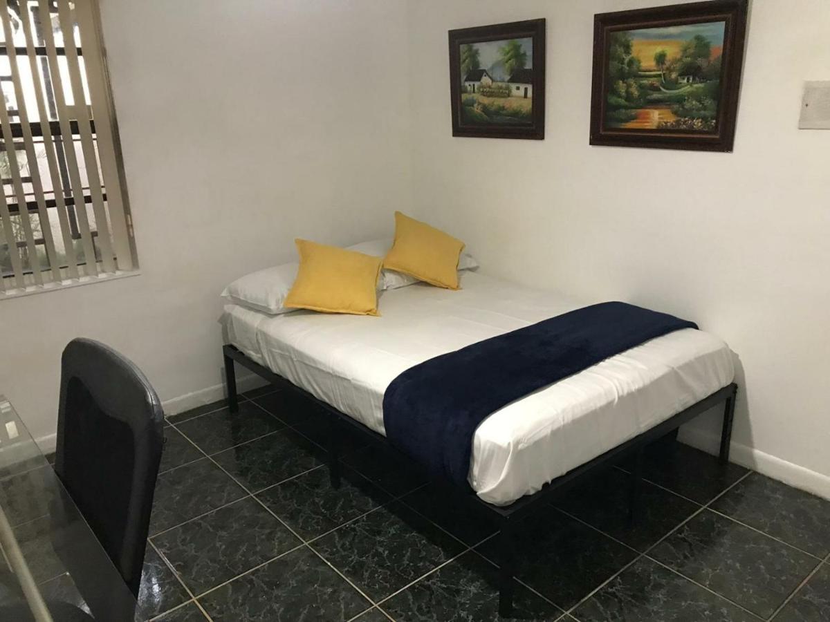 Snug Minimalist Full Bed With 50 Inch Smart Tv, Netflix, Airplay, Mini-Fridge, And 500 Mbps Wifi Near Fiu, Dolphin Mall, Airport Miami Zewnętrze zdjęcie
